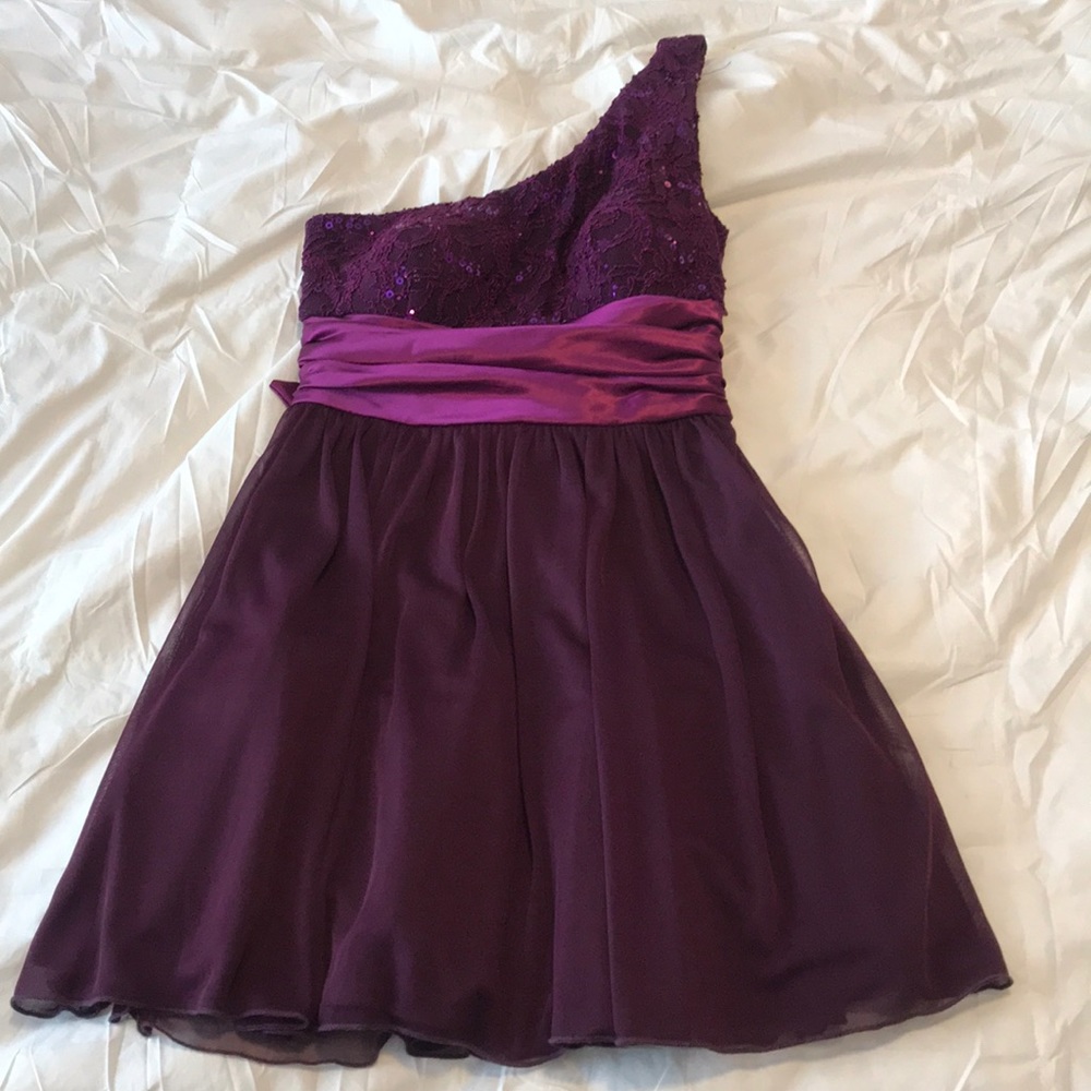 Purple one shoulder prom/homecoming dress